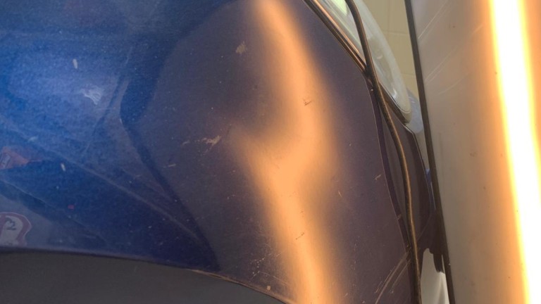 Reparierter vorderer rechter Kotflügel – glatter, glänzender Lack.