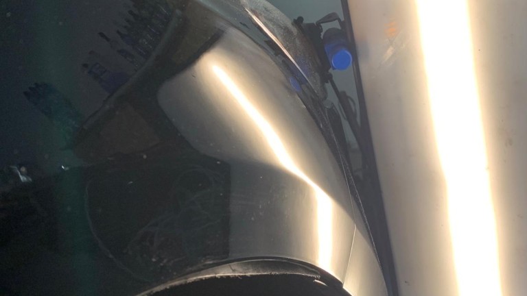 Reparierter rechter vorderer Kotflügel – glatte, glänzende Lackfläche.